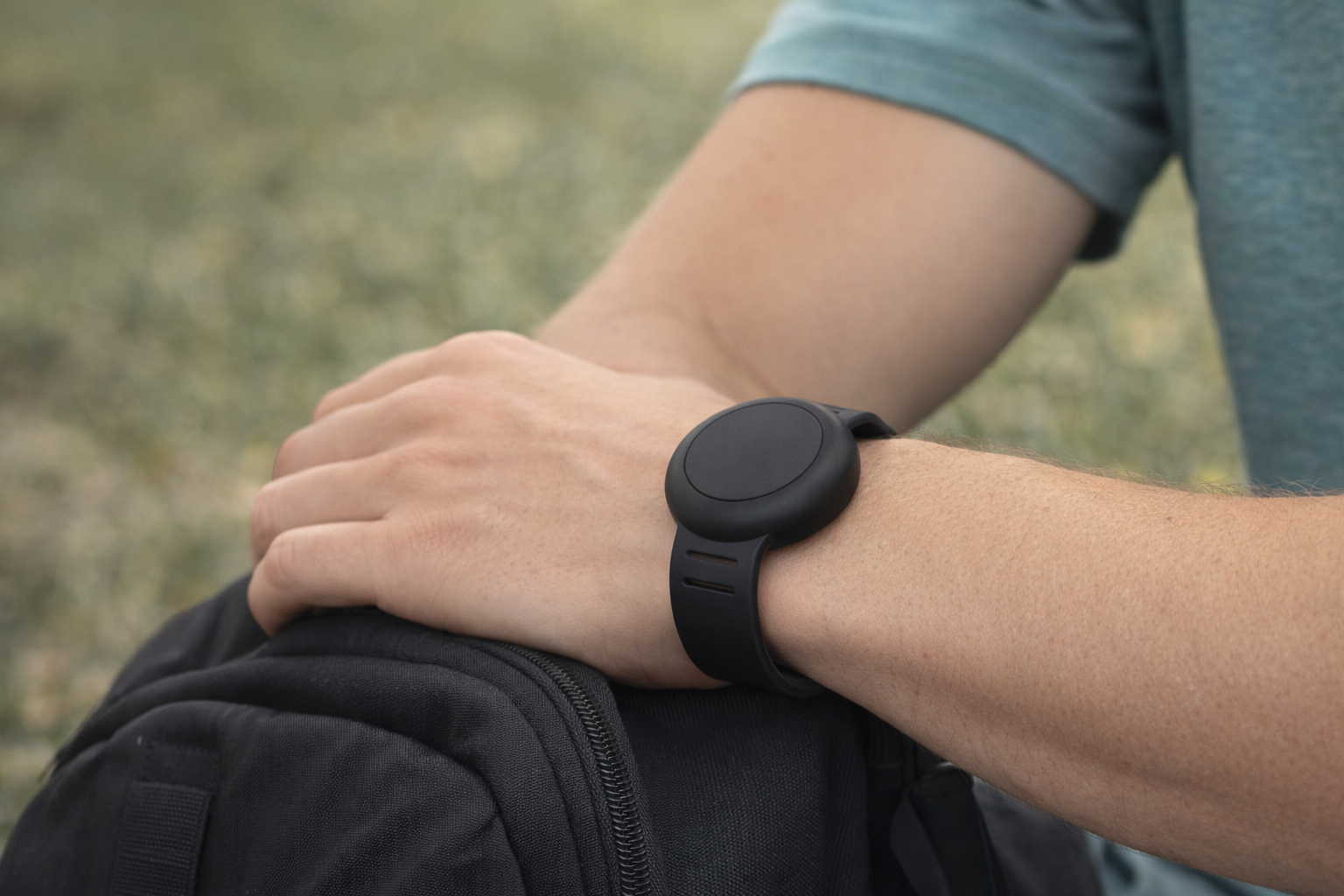 Adjustable Silicone Wristband – Black Compatible with AirTag & Android Tracking Tags