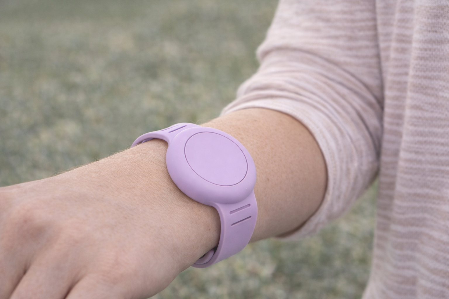 Adjustable Silicone Wristband – Lilac Compatible with AirTag & Android Tracking Tags